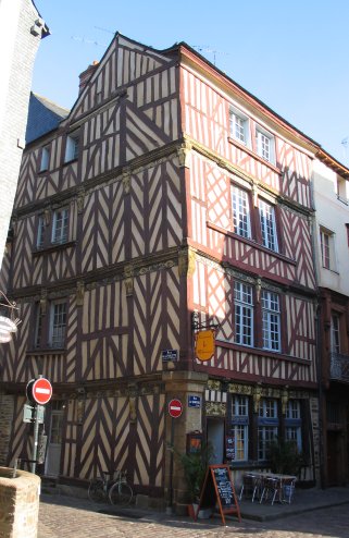 Une maison typique de la fin du Moyen âge : encorbellement, colombage maison à colombage