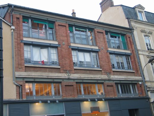 Un bâtiment de type industriel , poutres d'acier, briques
