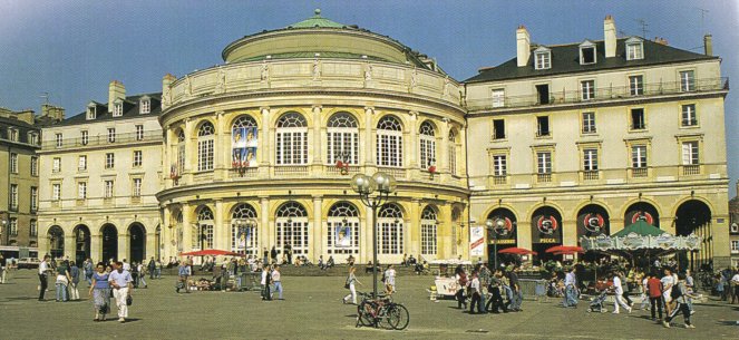 l'opéra face à la mairie